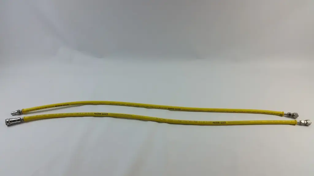 Two yellow Parker Push-Lok Plus 801-6 hoses, 1300 mm, with quick-connect couplings and tube fittings