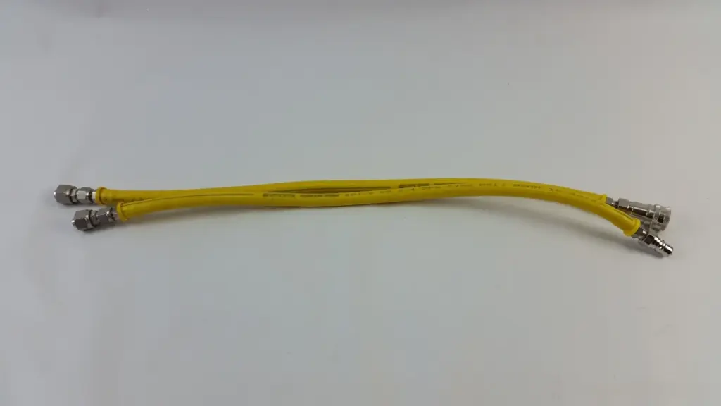 Set of two 700 mm yellow Parker 801-6 Push-Lok Plus hoses with quick couplings and tube fittings