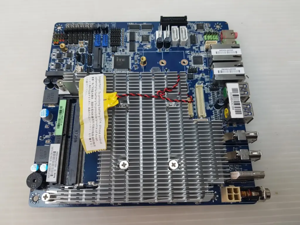 Avalue EMX-SKLUP-3955-A1R thin Mini-ITX motherboard with passive heatsink, top view