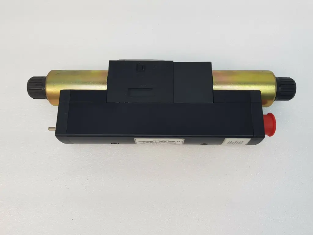 Continental Hydraulics VED03M-3FC-03-G-OB-12L-A proportional valve, side view
