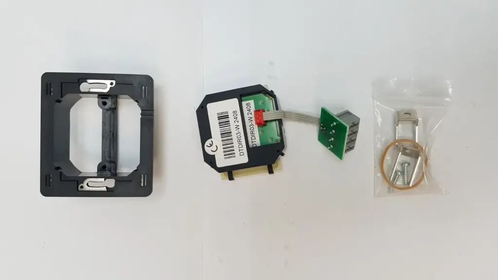 Domintell DTDIR03-W kit: mounting frame, IR receiver module with connection board, bag of claws and screws