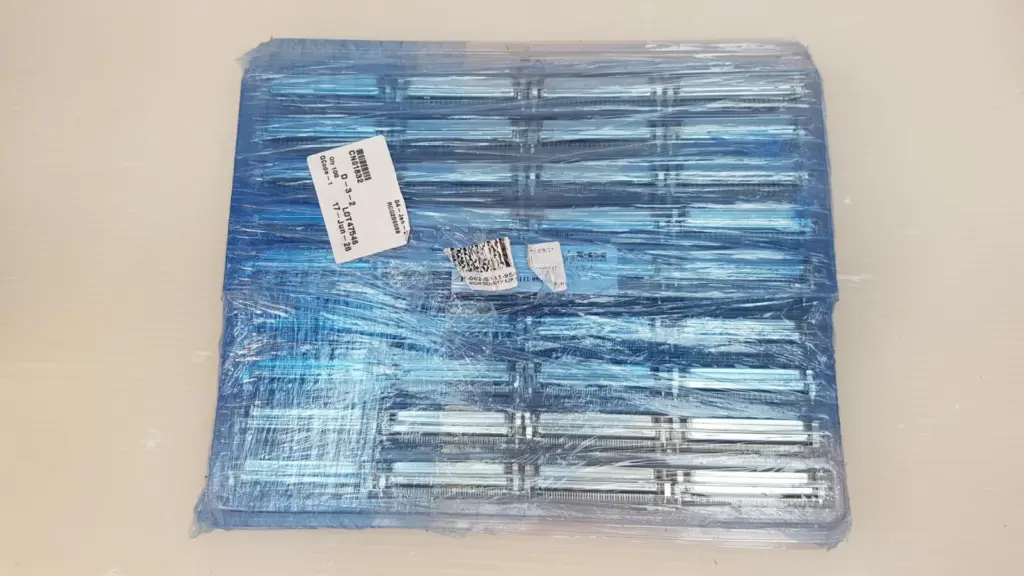 Lot of E-tec SHF-062-S111-95/BRJ HD62 female D-Sub connectors in blue trays, film-wrapped