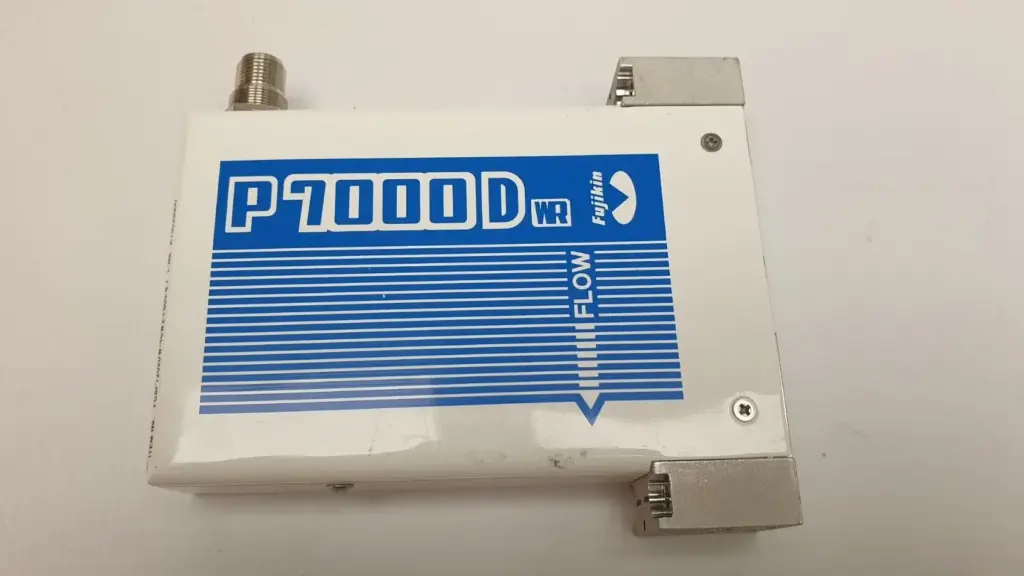 Fujikin P7000D WR flow control system FCSP7202DW-4CW2-F600-8, top view with flow arrow