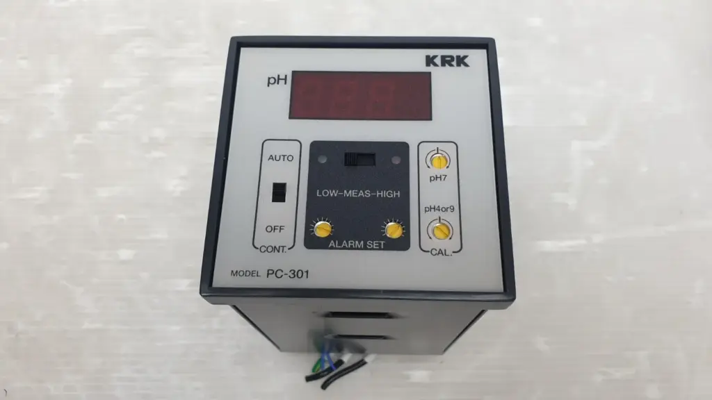 KRK PC-301 pH controller front: digital pH display, AUTO/OFF switch, alarm set and calibration adjusters
