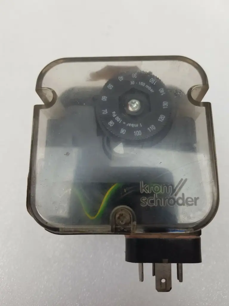 Kromschröder DG 150U-6 pressure switch top view, clear cover over the 30–150 mbar hand wheel