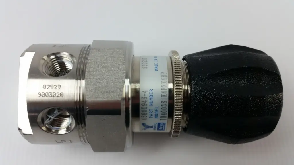 Parker Veriflo IR4003S1K4PXX4BP regulator, 316L body with 1/4 in NPT ports and part number label 45800946-4