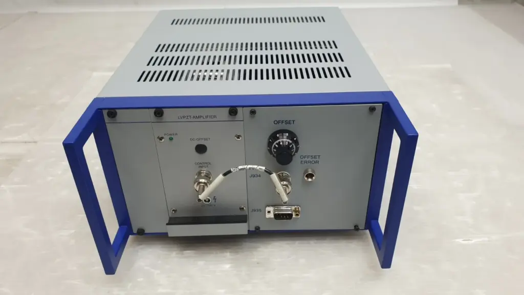 PI E-501K005 piezo controller chassis with E-505.00 LVPZT amplifier and offset panel, front view