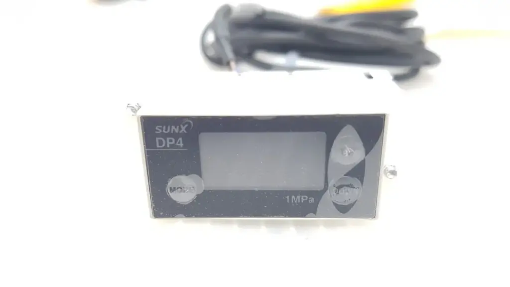 SUNX DP4 digital pressure sensor front panel marked 1MPa with MODE and SET keys