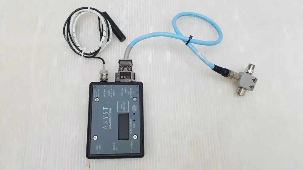 Asyst AdvanTag 9100 RFID reader with BNC antenna cable, D-sub cable and blue cable with T-splitter