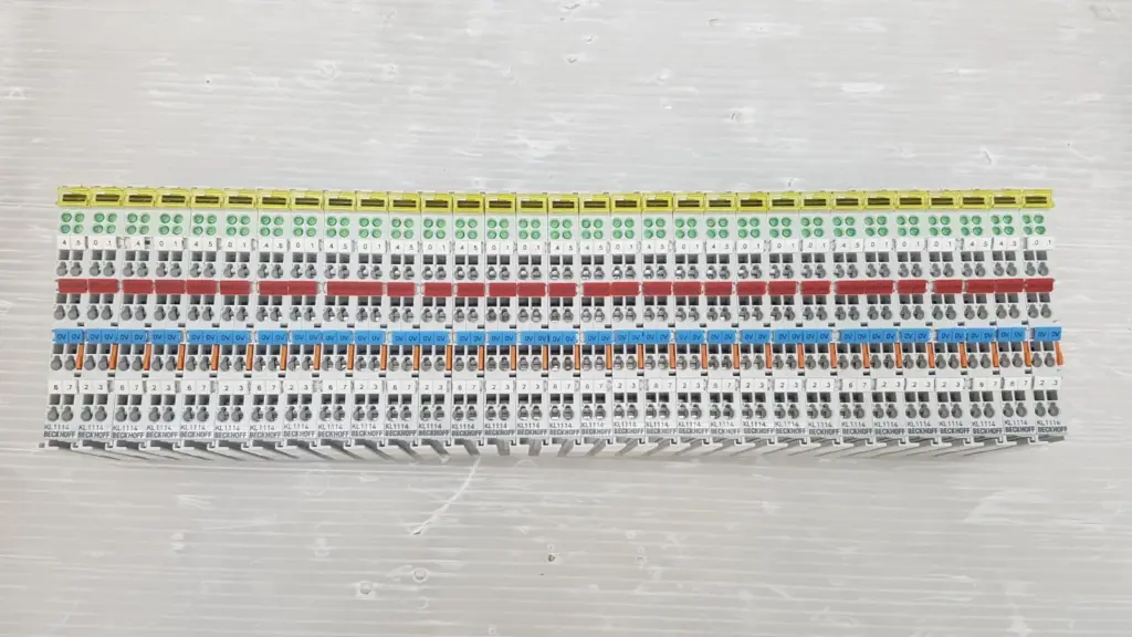31 Beckhoff KL1114 digital input terminals side by side, front view with LEDs and 24V/0V markers