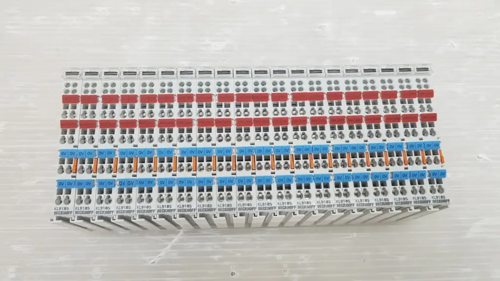20 Beckhoff KL9185 potential distribution terminals side by side with 24V and 0V markers