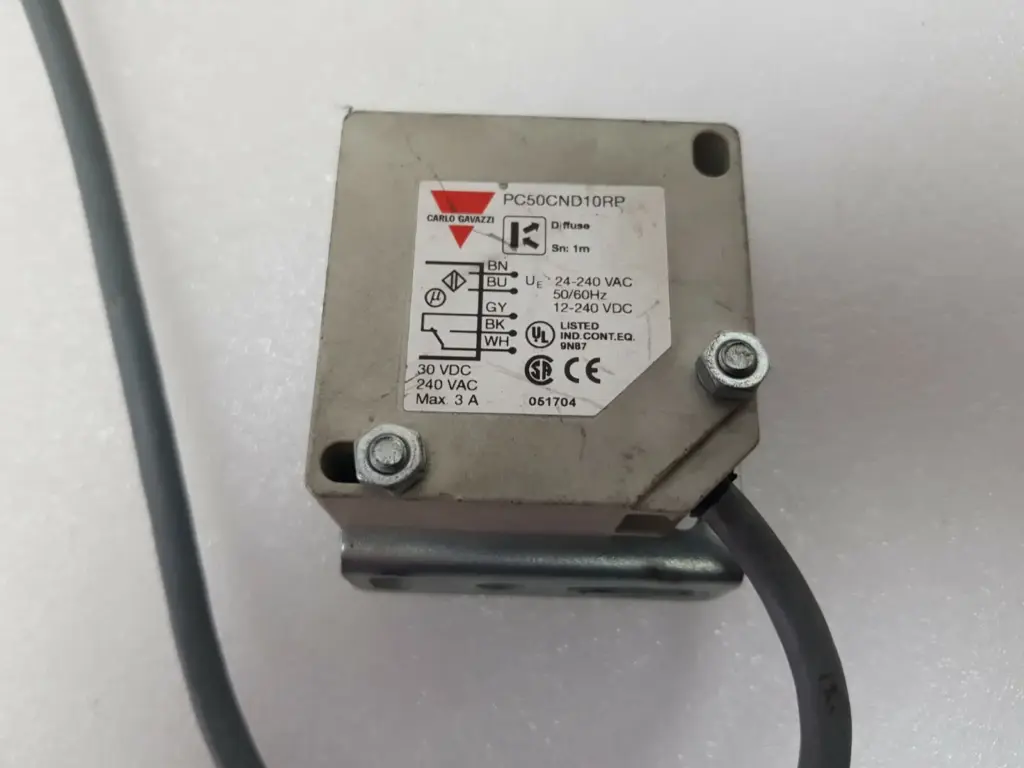 Carlo Gavazzi PC50CND10RP diffuse photoelectric sensor label on steel bracket with grey cable