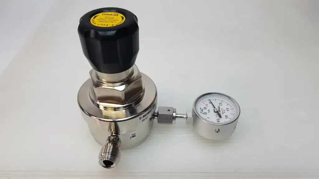 Crown e-flow RH2SSA-3W-022R-28M28M-Q stainless steel regulator with black knob and SKS compound gauge