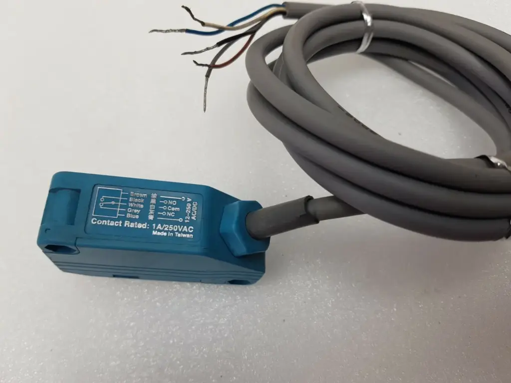 Fotek E3G-8MX sensor wiring label: brown, blue supply, black NO, white COM, gray NC, 1A/250VAC