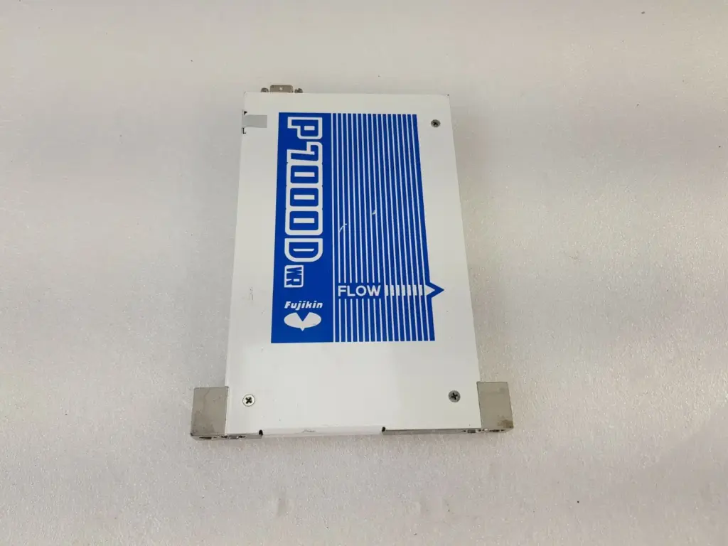 Fujikin P7000D WR flow control system, top cover with FLOW arrow