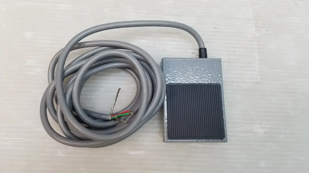 Herga 6289-72876-D0 footswitch with grey hammertone body and coiled grey cable