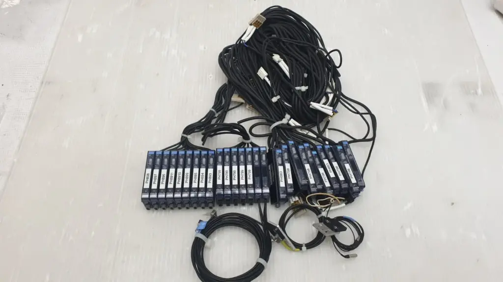 Lot of Keyence FS-V11 and FS-V12 fiber amplifiers with fiber units and connection cables
