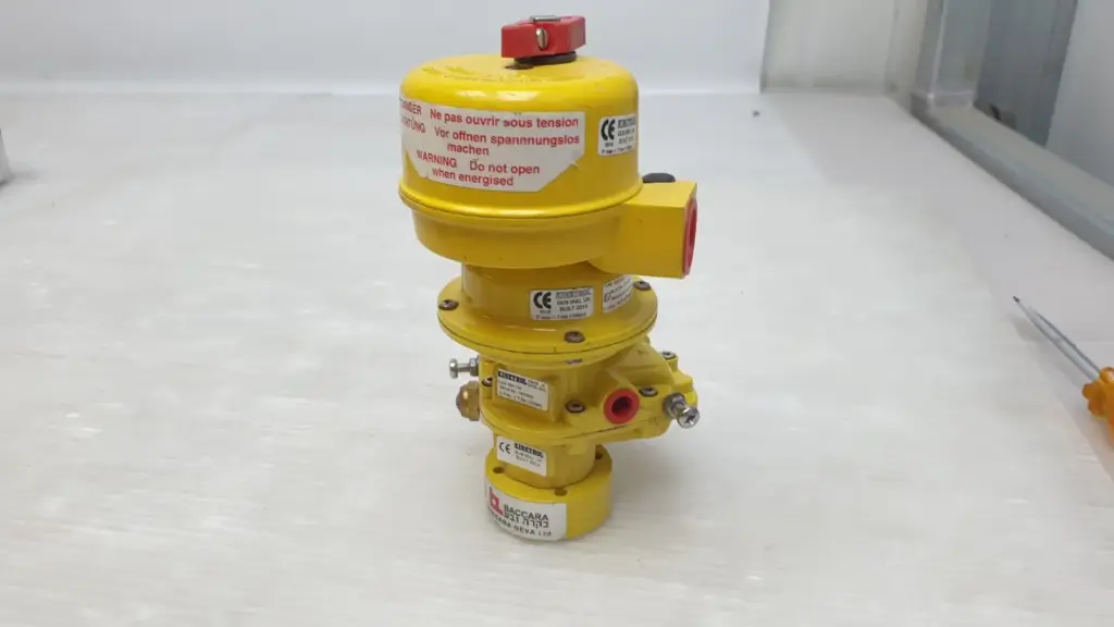 Kinetrol 023-100 actuator with 020-020 spring unit and yellow switch housing with red indicator