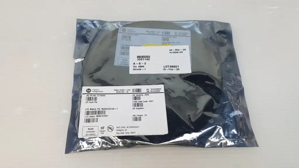 Sealed bag with a reel of Maxim Integrated MAX823SEUK+T, Maxim label Quantity 2500, date code 2207