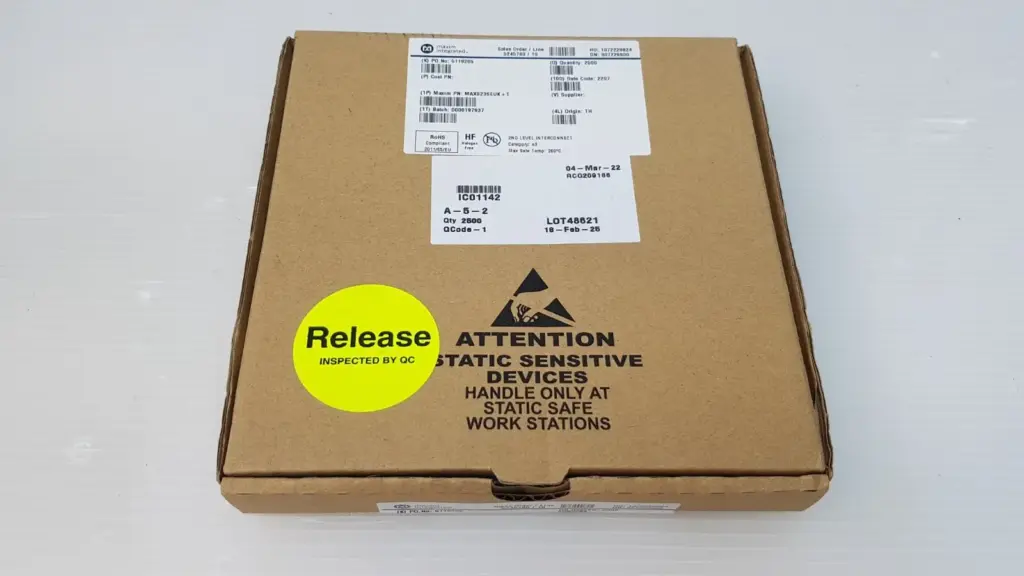 Maxim Integrated box with MAX823SEUK+T label, quantity 2500, date code 2207, and ESD warning