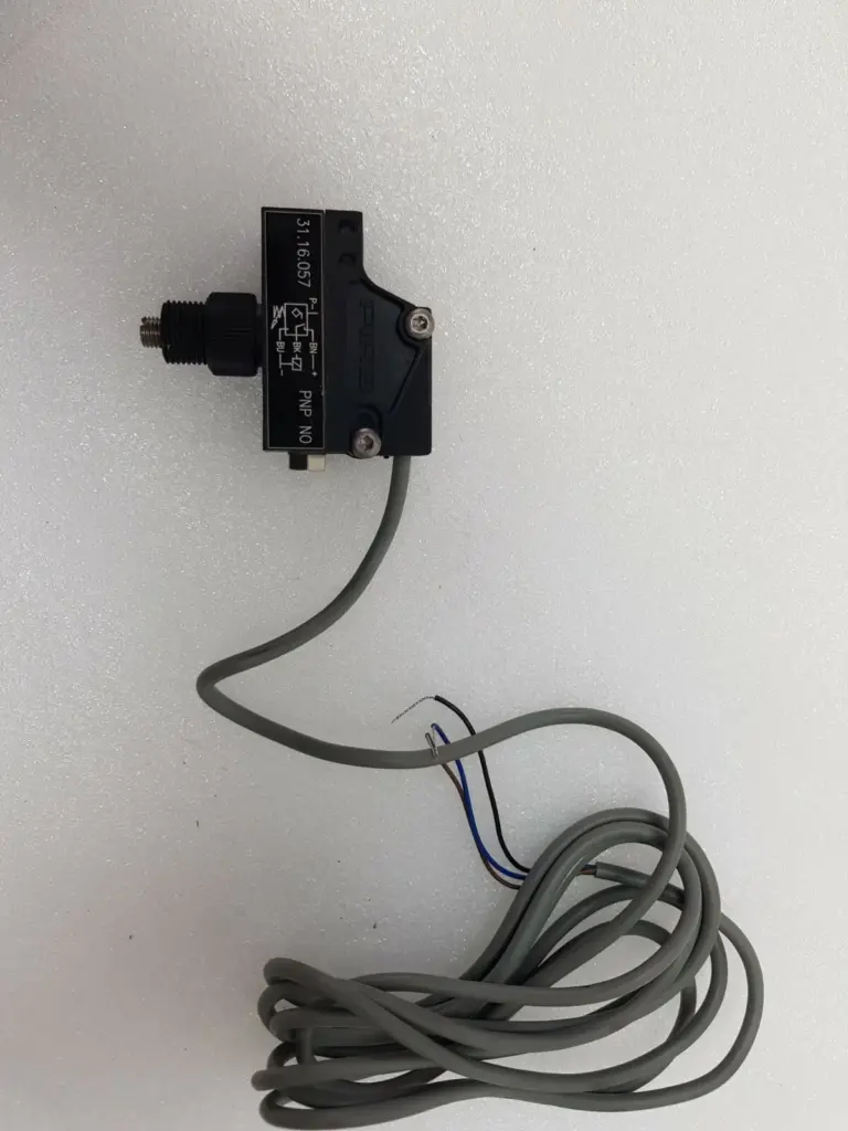Piab 31.16.057 vacuum switch, PNP NO, with integrated grey cable and open wire ends