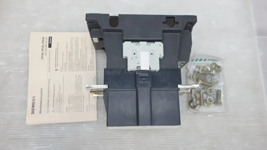 Siemens 3TF54 contactor with Siemens instructions and bag of terminal bolts