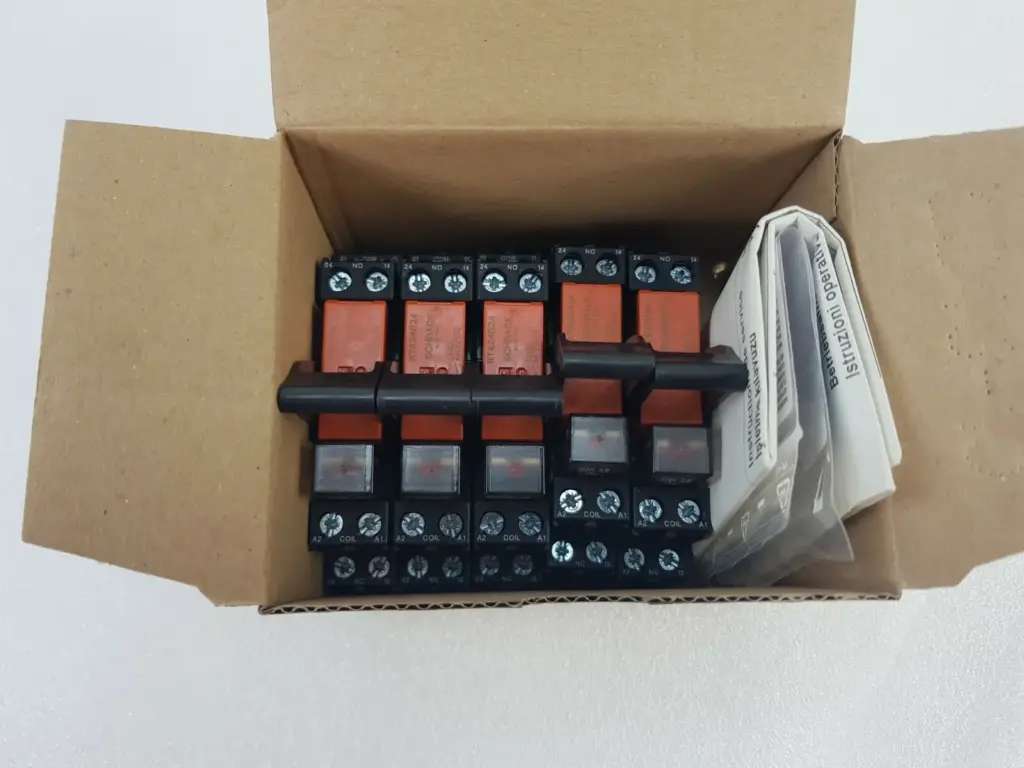 Five Siemens LZS:RT4A4L24 relay units with RT424024 relays in the open box