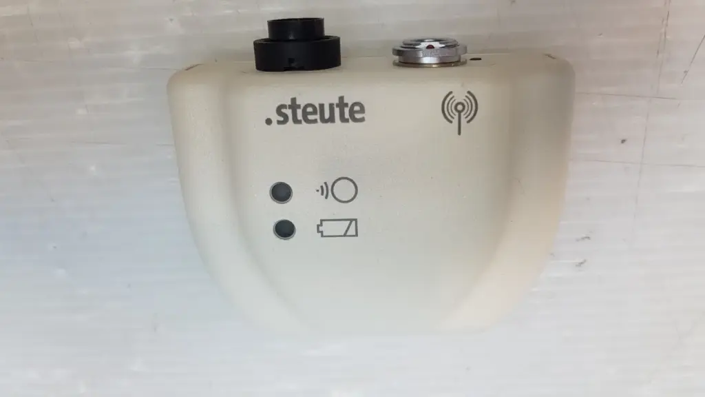 steute wireless receiver 1226450 top view with radio symbol and two indicator LEDs