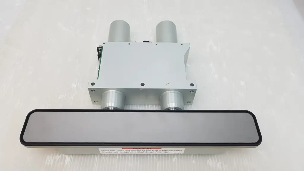 VAT 07512-UE24-0004 slit valve door with sealed rectangular gate plate and two pneumatic cylinders